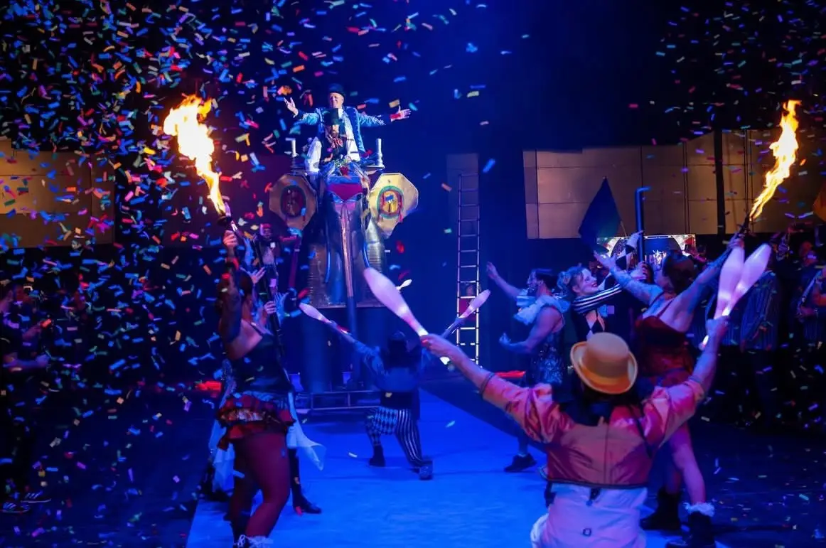 Happy Monday! 
.
.
.
.
#circus #entertainment #corporateentertainment #bluefishents #happymonday 
📷 @mirandampp